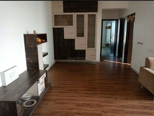 Room in 2.5 BHK Apartment at Oberoi Realty Woods, Goregaon East – for Rent