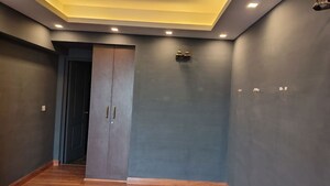 Room in 4 BHK Apartment at DLF Trinity Towers, Dlf Phase V – for Rent