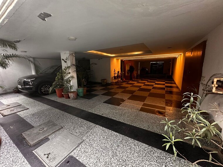  Parking, hauz khas 3 Bedroom 2500 Sq.Ft. Apartment In Hauz Khas Delhi 10268192