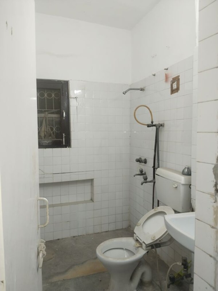 Bathroom, sarita vihar 3 Bedroom 2000 Sq.Ft. Apartment In Sarita Vihar Delhi 10268218