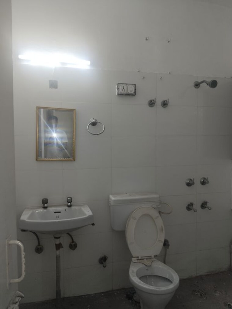 Bathroom, sarita vihar 3 Bedroom 2000 Sq.Ft. Apartment In Sarita Vihar Delhi 10268218