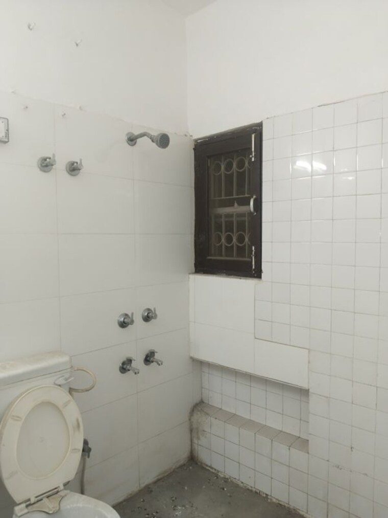 Bathroom, sarita vihar 3 Bedroom 2000 Sq.Ft. Apartment In Sarita Vihar Delhi 10268218