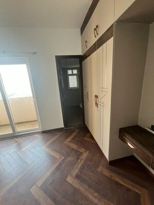 Room in 5 BHK Apartment at Purvanchal Royal City, Chi V Greater Noida – for Rent