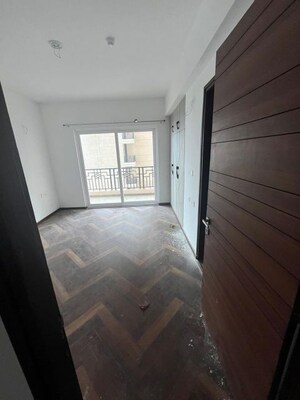 Room in 5 BHK Apartment at Purvanchal Royal City, Chi V Greater Noida – for Rent