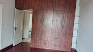 Furnished Amenities in 4 BHK Apartment at DLF Trinity Towers, Dlf Phase V – for Rent