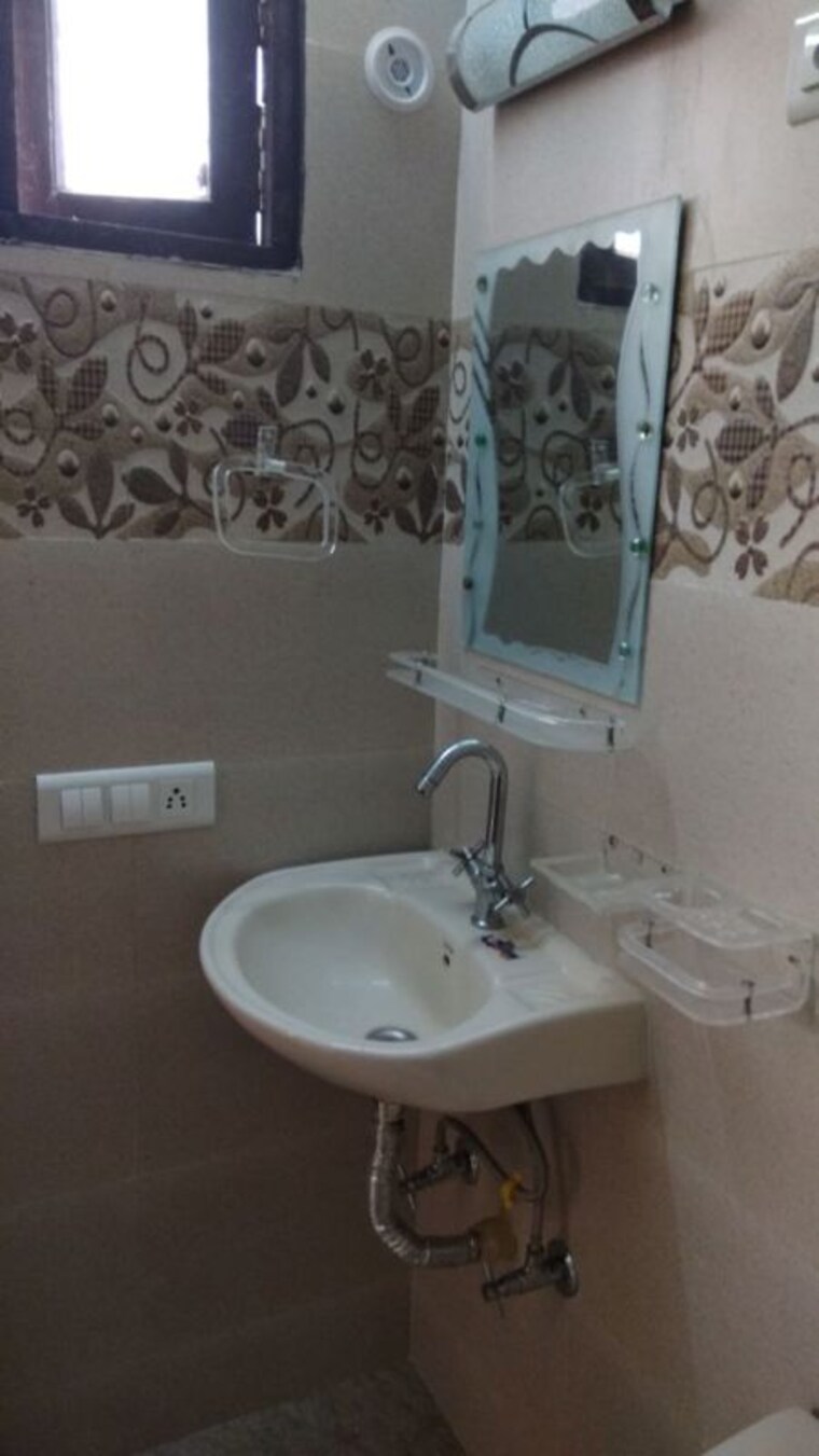 Bathroom, kailash colony 1 Bedroom 560 Sq.Ft. Builder Floor In Kailash Colony Delhi 10268239