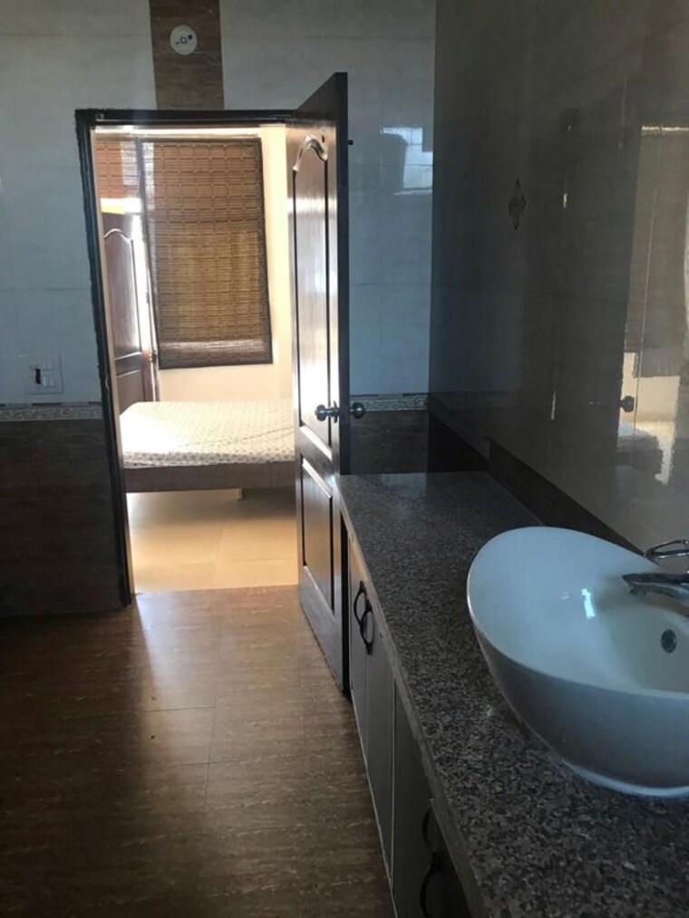 Bathroom, green park 3 Bedroom 200 Sq.Yd. Apartment In Green Park Delhi 10268329