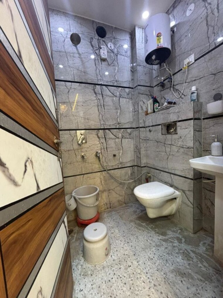 Bathroom, razapur khurd 2 Bedroom 540 Sq.Ft. Builder Floor In Razapur Khurd Delhi 10238353