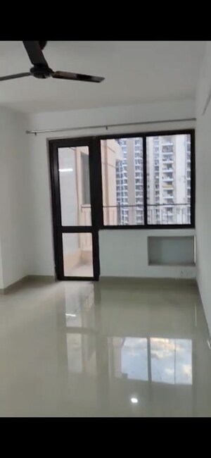 Room in 3 BHK Apartment at RG Luxury Homes, Sector 16b Greater Noida – for Rent