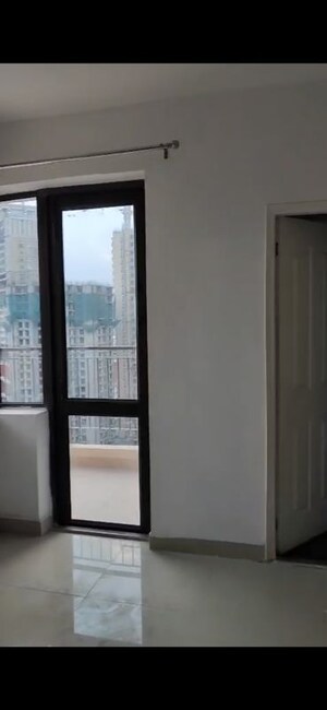 Room in 3 BHK Apartment at RG Luxury Homes, Sector 16b Greater Noida – for Rent