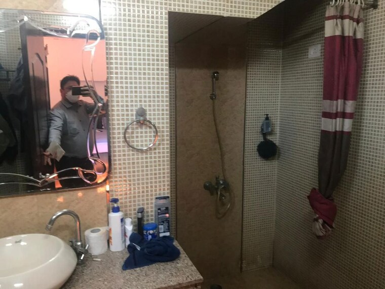 Bathroom, greater kailash ii 4 Bedroom 400 Sq.Yd. Apartment In Greater Kailash ii Delhi 10268989