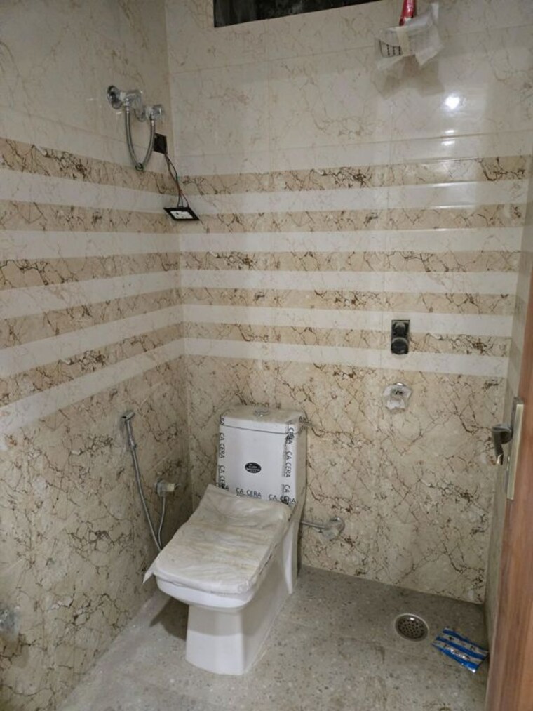 Bathroom, suman-enclave-tusyana 2.5 Bedroom 1200 Sq.Ft. Builder Floor In Tusyana Greater Noida 10269182