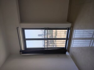 Room in 2 BHK Apartment at Kalpataru Sunrise Grande, Kolshet Road – for Rent