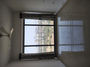 Room in 2 BHK Apartment at Kalpataru Sunrise Grande, Kolshet Road – for Rent