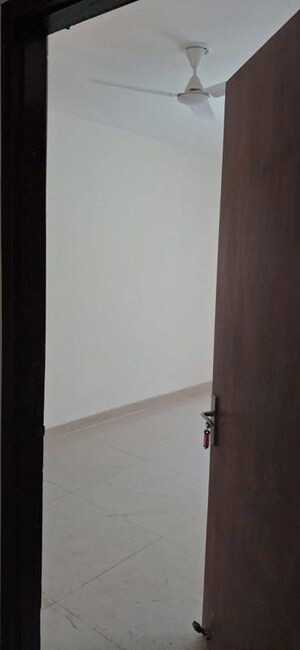 Room in 3.5 BHK Apartment at Amrapali Heartbeat City, Sector 107 – for Rent