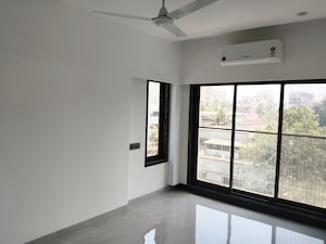 Room in 2 BHK Apartment at Vile Parle West – for Rent