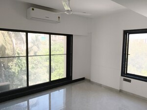 Room in 2 BHK Apartment at Vile Parle West – for Rent