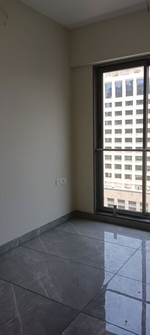 Room in 2.5 BHK Apartment at Hubtown Jewell, Andheri West – for Rent