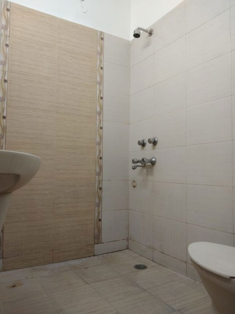 Bathroom, delhi cantonment 3 Bedroom 208 Sq.Yd. Builder Floor In Delhi Cantonment Delhi 10269566