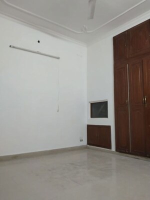Room in 3 BHK Builder Floor at Delhi Cantonment – for Rent