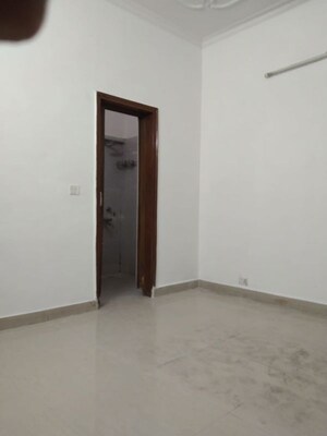Room in 3 BHK Builder Floor at Delhi Cantonment – for Rent