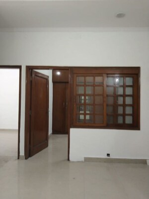 Room in 3 BHK Builder Floor at Delhi Cantonment – for Rent