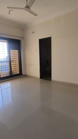 Room in 2 BHK Apartment at K Raheja Interface Heights, Malad West – for Rent