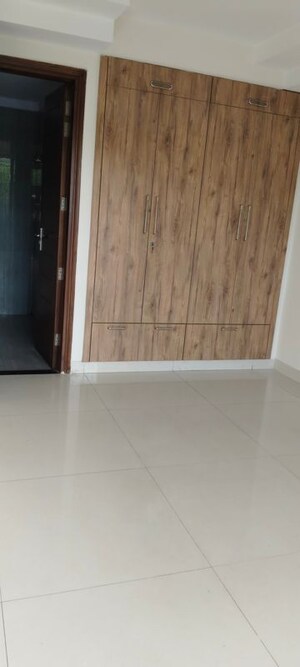 Room in 3 BHK Builder Floor at Sector 45 – for Rent