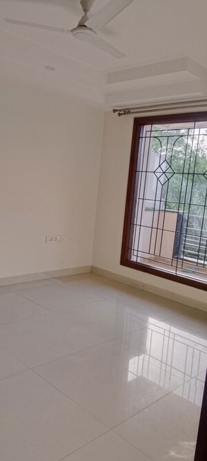 Room in 3 BHK Builder Floor at Sector 45 – for Rent