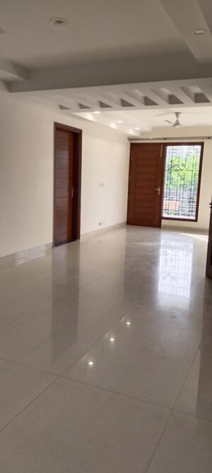 3 BHK Builder Floor For Rent in Sector 45