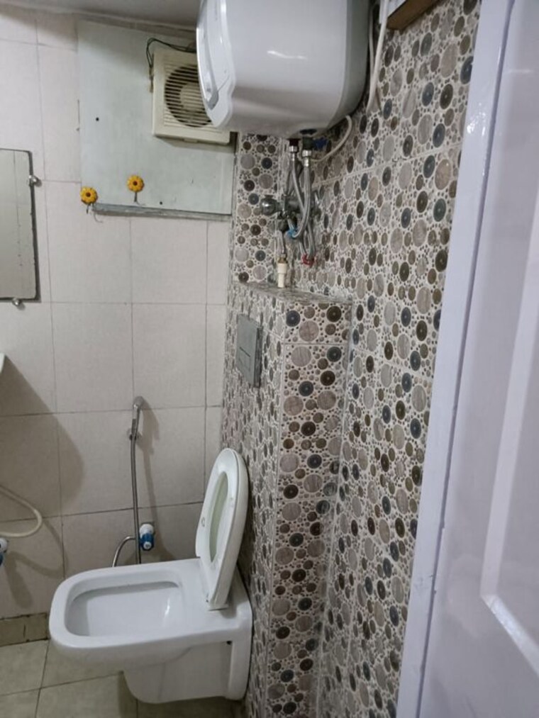 Bathroom, golf links 1 Bedroom 450 Sq.Ft. Apartment In Golf Links Delhi 10269671
