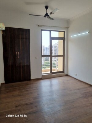 Room in 3 BHK Apartment at Unitech Fresco, Sector 50 – for Rent