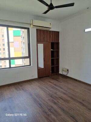 Room in 3 BHK Apartment at Unitech Fresco, Sector 50 – for Rent
