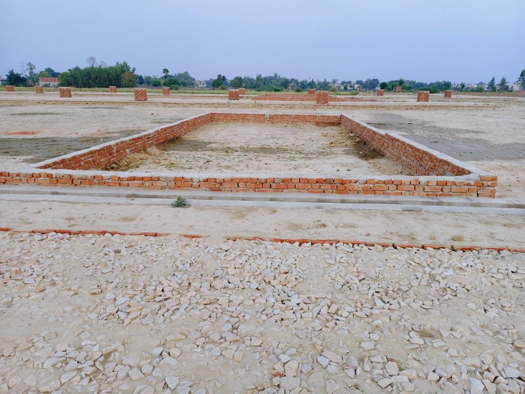 Plot For Sale in Jankipuram Extension