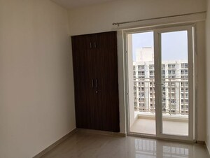 Room in 3 BHK Apartment at Mahagun Mantra I, Sector 10 Greater Noida – for Rent