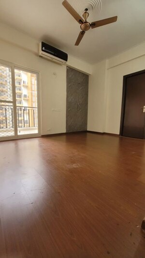 Room in 3 BHK Apartment at Amrapali Centurian Park, Tech Zone 4 Greater Noida – for Rent