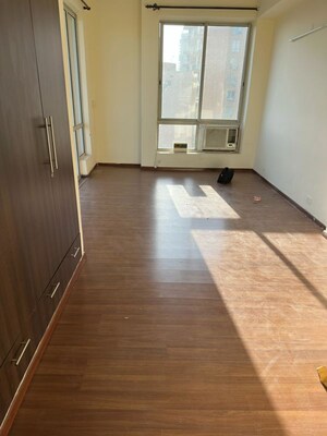 Room in 3 BHK Apartment at Pioneer Park Phase 1, Sector 61 – for Rent