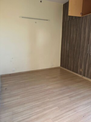 Room in 3 BHK Apartment at Pioneer Park Phase 1, Sector 61 – for Rent