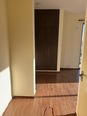 Room in 3 BHK Apartment at Pioneer Park Phase 1, Sector 61 – for Rent