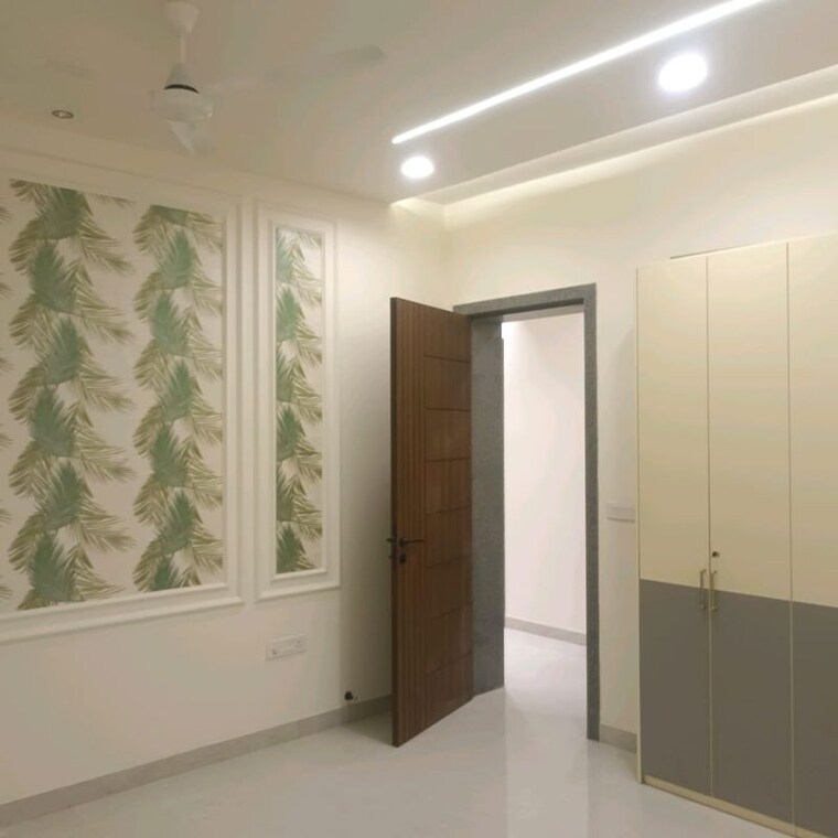 Room, sector 45 6+ Bedroom 500 Sq.Yd. Independent House In Sector 45 Faridabad 10270702