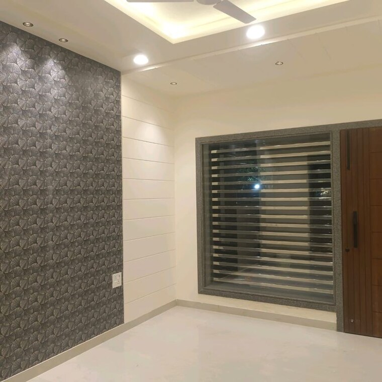 Room, sector 45 6+ Bedroom 500 Sq.Yd. Independent House In Sector 45 Faridabad 10270702