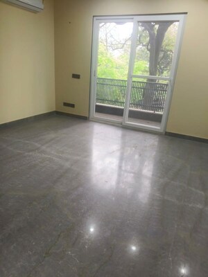 Room in 3 BHK Builder Floor at Nehru Enclave – for Rent