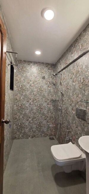 Bathroom in 6 BHK Villa at Chembur – for Rent