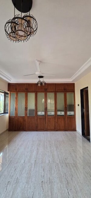 Bedroom in 6 BHK Villa at Chembur – for Rent