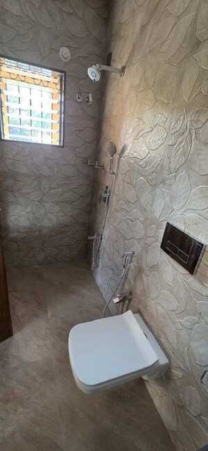 Bathroom in 6 BHK Villa at Chembur – for Rent