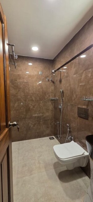 Bathroom in 6 BHK Villa at Chembur – for Rent
