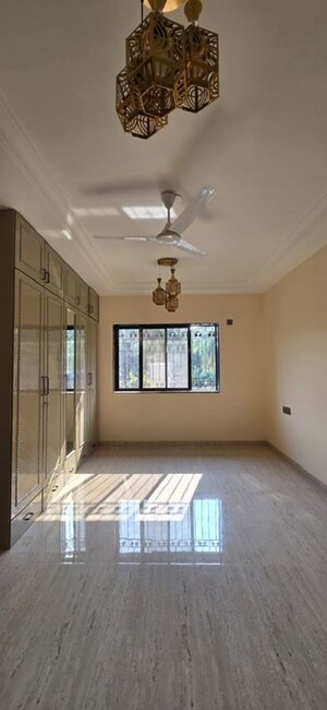 Bedroom in 6 BHK Villa at Chembur – for Rent