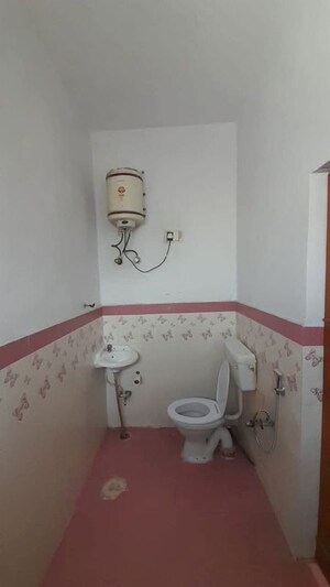 Bathroom in 1 BHK Builder Floor at Gomti Nagar – for Rent