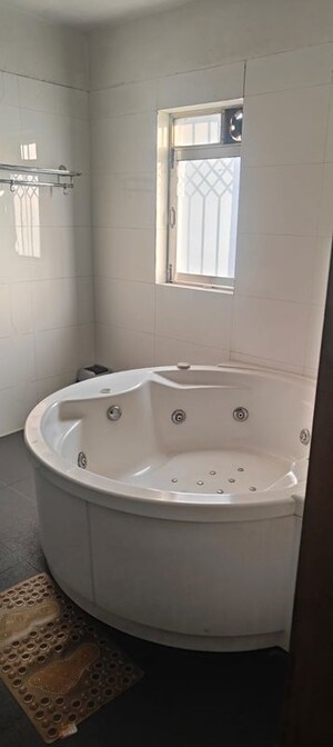 Bathroom in 5 BHK Villa at Chembur – for Rent