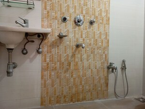 Bathroom in 5 BHK Villa at Chembur – for Rent